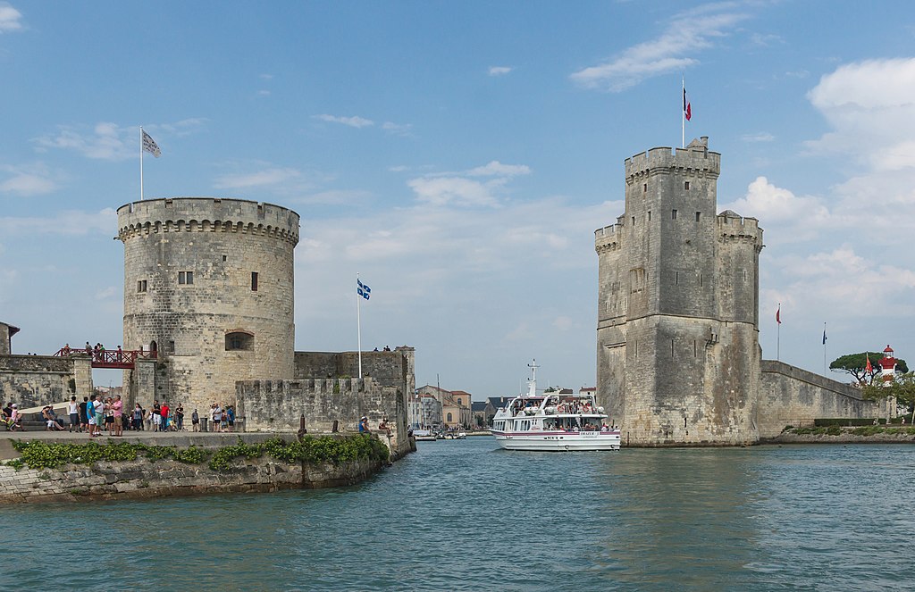 port de la rochelle - un bateau qui sort du port